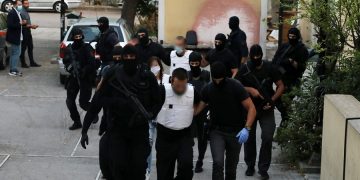 Alldaynews.gr Δείτε τους τρεις τρομοκράτες της γιάφκας στο Κουκάκι κατά την προσαγωγή τους στην Ευελπίδων (video)