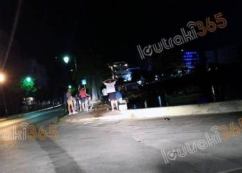 Αυτοκίνητο παραλίγο να παρασύρει πελάτες καφετέριας – Έπεσαν στην θάλασσα για να γλιτώσουν! (pics)