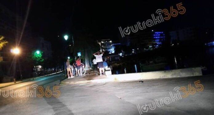 Αυτοκίνητο παραλίγο να παρασύρει πελάτες καφετέριας – Έπεσαν στην θάλασσα για να γλιτώσουν! (pics)