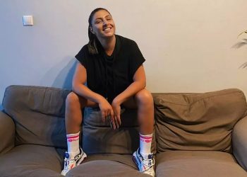 Έλενα Παπαρίζου: Ποζάρει με μαγιό στην παραλία και εντυπωσιάζει!