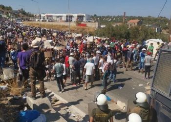 “Ελευθερία” φωνάζουν Χιλιάδες Πρόσφυγες και Μετανάστες στη Λέσβο[photos]