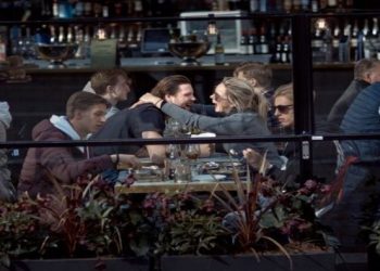 Η χώρα που δεν έκανε lockdown τώρα γυρνάει την πλάτη και στην μάσκα