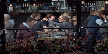 Η χώρα που δεν έκανε lockdown τώρα γυρνάει την πλάτη και στην μάσκα