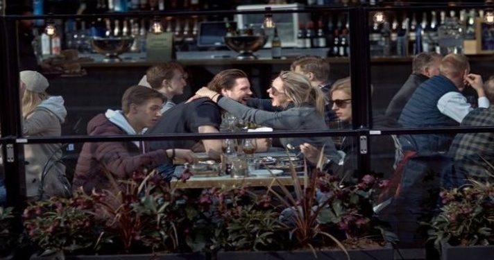 Η χώρα που δεν έκανε lockdown τώρα γυρνάει την πλάτη και στην μάσκα