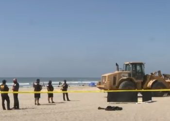 Γυναίκα κοιμόταν στην παραλία και την πάτησε οδοστρωτήρας