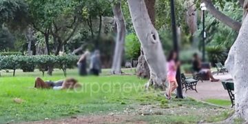 Χανιά: Ασυγκράτητο ζευγάρι στον Δημοτικό κήπο-Τα έκαναν όλα μπροστά στον κόσμο[photo]