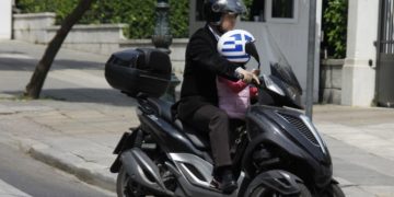 Alldaynews.gr Έρχονται πρόστιμα: Στα 16 τα παιδιά σε μηχανάκι και ως επιβάτες! Σε ειδικό κάθισμα έως 12 ετών στο αυτοκίνητο