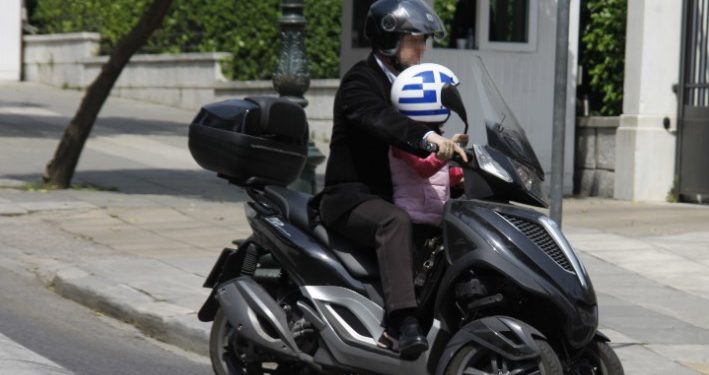 Alldaynews.gr Έρχονται πρόστιμα: Στα 16 τα παιδιά σε μηχανάκι και ως επιβάτες! Σε ειδικό κάθισμα έως 12 ετών στο αυτοκίνητο