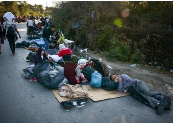 Τραγικές Εικόνες στη Μόρια: Χιλιάδες γυναικόπαιδα και πρόσφυγες έχουν για «κρεβάτι» τους την άσφαλτο