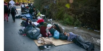 Alldaynews.gr Τραγικές Εικόνες στη Μόρια: Χιλιάδες γυναικόπαιδα και πρόσφυγες έχουν για «κρεβάτι» τους την άσφαλτο