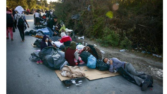 Alldaynews.gr Τραγικές Εικόνες στη Μόρια: Χιλιάδες γυναικόπαιδα και πρόσφυγες έχουν για «κρεβάτι» τους την άσφαλτο
