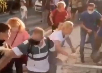 Άγριο Ξύλο-Τραγικές Εικόνες στην Ελλάδα: Γονείς να προσπαθούν να σπάσουν κατάληψη σε Γυμνάσιο[video]