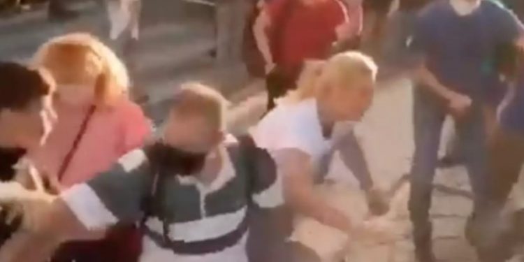 Άγριο Ξύλο-Τραγικές Εικόνες στην Ελλάδα: Γονείς να προσπαθούν να σπάσουν κατάληψη σε Γυμνάσιο[video]