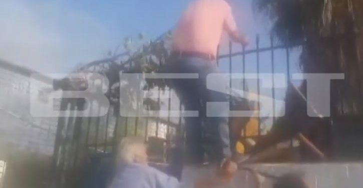 Καλαμάτα: Άγριο ξύλο με γονείς και μαθητές-Πετούσαν μέχρι και καρέκλες![video]