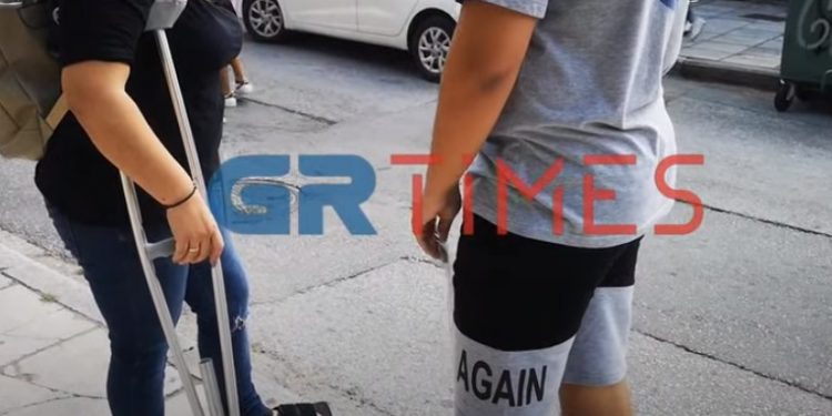 Θεσσαλονίκη: Μάνα κατσάδιασε τον γιο της γιατί φορούσε μάσκα στο σχολείο![VIDEO]