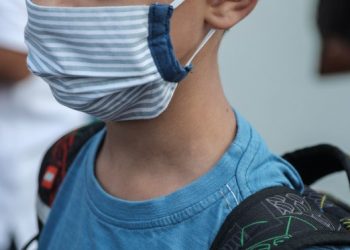 Για γέλια οι μάσκες- κουκούλες που μοίρασε η κυβέρνηση εάν δεν ήταν άκρως επικίνδυνες