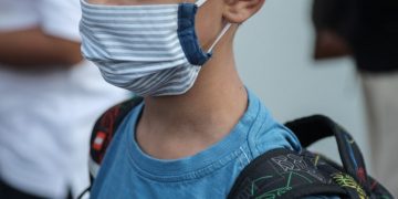 Για γέλια οι μάσκες- κουκούλες που μοίρασε η κυβέρνηση εάν δεν ήταν άκρως επικίνδυνες