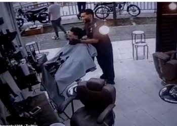 Μαφιόζος εκτελεί εν ψυχρώ μέσα στο κουρείο, άνδρα που κουρευόταν[Σκληρές Εικόνες]