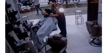 Μαφιόζος εκτελεί εν ψυχρώ μέσα στο κουρείο, άνδρα που κουρευόταν[Σκληρές Εικόνες]