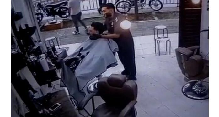 Μαφιόζος εκτελεί εν ψυχρώ μέσα στο κουρείο, άνδρα που κουρευόταν[Σκληρές Εικόνες]