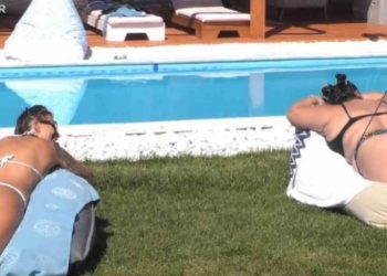 Με κοφτά μαγιό Αφροδίτη και Ραμόνα! Tέρμα το zoom ο κάμεραμαν![video]