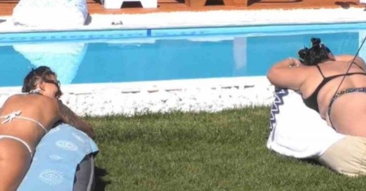 Με κοφτά μαγιό Αφροδίτη και Ραμόνα! Tέρμα το zoom ο κάμεραμαν![video]