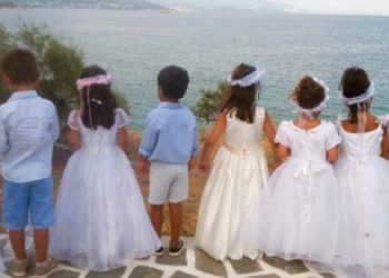 Τα παιδιά του Χαμόγελου του Παιδιού, συνόδευσαν ως παρανυφάκια την παιδαγωγό τους στα σκαλιά της εκκλησίας