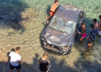 Τραγικό συμβάν στη Βάρκιζα: Αυτοκίνητο έκανε βουτιά στη θάλασσα, δίπλα σε λουόμενους[photos]