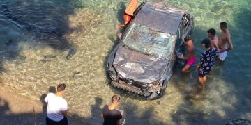 Τραγικό συμβάν στη Βάρκιζα: Αυτοκίνητο έκανε βουτιά στη θάλασσα, δίπλα σε λουόμενους[photos]