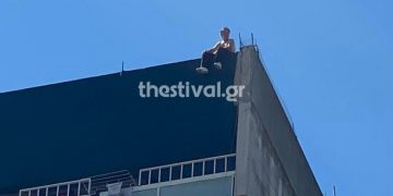Συμβαίνει Τώρα στη Θεσσαλονίκη: Απειλεί ότι θα πηδήξει στο κενό από ταράτσα 12όροφης πολυκατοικίας[video]