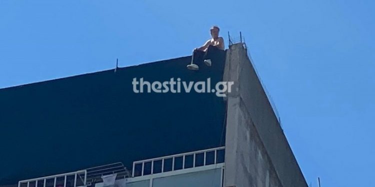 Συμβαίνει Τώρα στη Θεσσαλονίκη: Απειλεί ότι θα πηδήξει στο κενό από ταράτσα 12όροφης πολυκατοικίας[video]