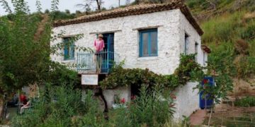 Το Πατρικό Σπίτι: Εκεί που τα πάντα και για πάντα, θα μοσχοβολούν μαγειρευτό φαγητό, κολόνια, καθαριότητα και λιβάνι