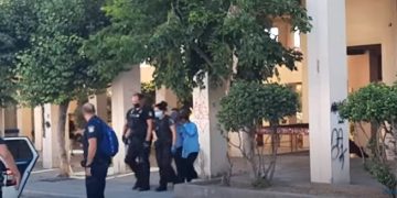 Θεσσαλονίκη: Παραδόθηκε ο Αλβανός που απειλούσε ότι θα πηδήξει στο κενό από 12όροφη πολυκατοικία[video]