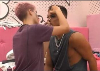 Ο Θέμης βάζει βλεφαρίδες και βάφει τον έναν δίδυμο