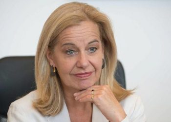 Η Ολλανδή πρόξενος… σεντράρει την κυβέρνηση: «Οι ελληνικές αρχές διενεργούν ελάχιστα τεστ covid στα νησιά»