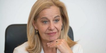 Alldaynews.gr Η Ολλανδή πρόξενος… σεντράρει την κυβέρνηση: «Οι ελληνικές αρχές διενεργούν ελάχιστα τεστ covid στα νησιά»