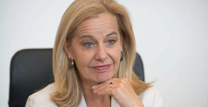 Alldaynews.gr Η Ολλανδή πρόξενος… σεντράρει την κυβέρνηση: «Οι ελληνικές αρχές διενεργούν ελάχιστα τεστ covid στα νησιά»