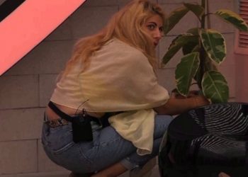 Η  Άννα Μαρία Ψυχαράκη πότιζε τα ψεύτικα φυτά του σπιτιού![video]