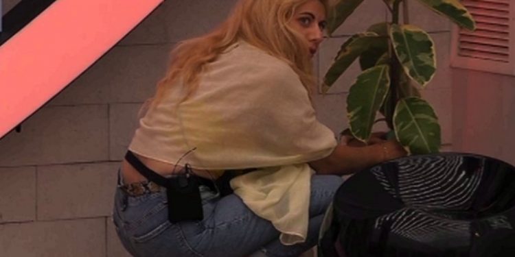 Η  Άννα Μαρία Ψυχαράκη πότιζε τα ψεύτικα φυτά του σπιτιού![video]