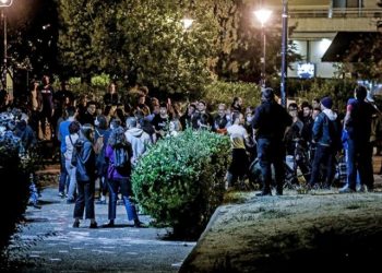 Κορωνοϊός-Ελλάδα: Κλείνουν με περίφραξη οι πλατείες-Εντατικές περιπολίες της ΕΛ.ΑΣ