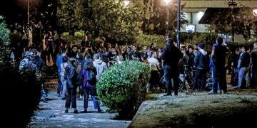 Alldaynews.gr Κορωνοϊός-Ελλάδα: Κλείνουν με περίφραξη οι πλατείες-Εντατικές περιπολίες της ΕΛ.ΑΣ