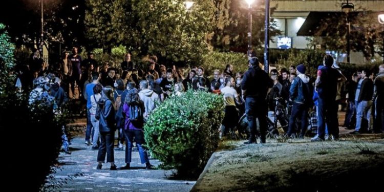 Alldaynews.gr Κορωνοϊός-Ελλάδα: Κλείνουν με περίφραξη οι πλατείες-Εντατικές περιπολίες της ΕΛ.ΑΣ