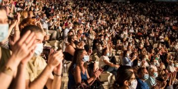 Alldaynews.gr Ο Κορονοϊός δεν πάει Παντού; Ηρώδειο με 5.000 θεατές σε συναυλία αλλά τα γήπεδα παραμένουν κλειστά