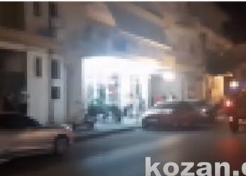 Πατέρας που απειλούσε να ρίξει το παιδί του από το μπαλκόνι[video]