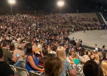 Νατάσα Θεοδωρίδου: Σάλος από τις εικόνες συνωστισμού στην συναυλία της στο Κατράκειο