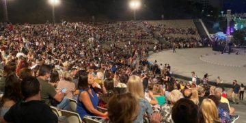 Alldaynews.gr Νατάσα Θεοδωρίδου: Σάλος από τις εικόνες συνωστισμού στην συναυλία της στο Κατράκειο