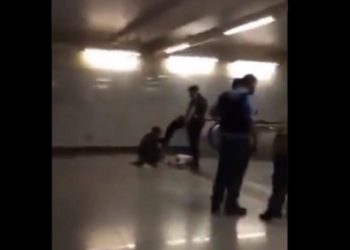 Αστυνομικός κλωτσά άνδρα με γύψο και πατερίτσες στο μετρό της Ομόνοιας[Βίντεο Ντοκουμέντο]