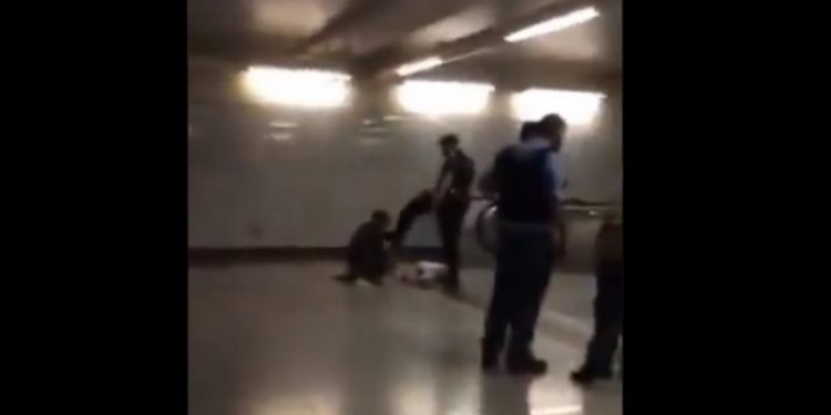 Αστυνομικός κλωτσά άνδρα με γύψο και πατερίτσες στο μετρό της Ομόνοιας[Βίντεο Ντοκουμέντο]