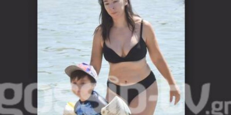 Αλίκη Κατσαβού: Στη θάλασσα με τον γιο της και με απίθανη σιλουέτα![photos]