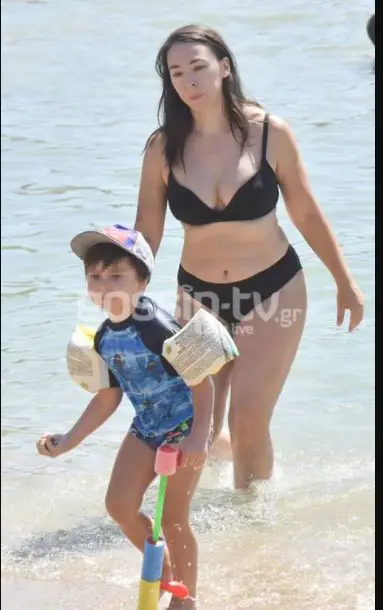 Αλίκη Κατσαβού: Στη θάλασσα με τον γιο της και με απίθανη σιλουέτα![photos]